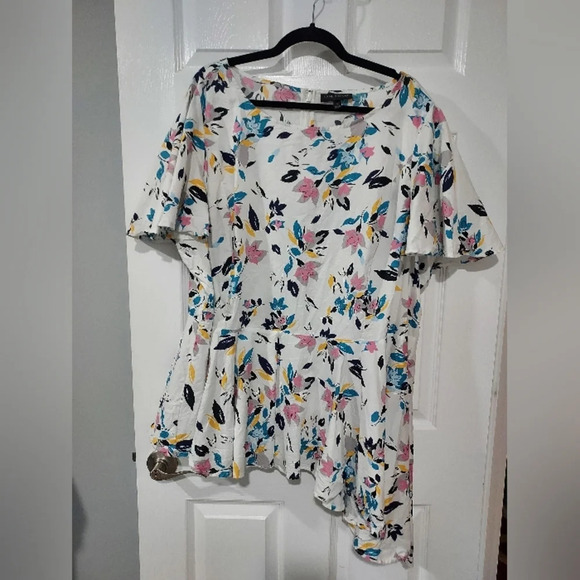 Lane Bryant White Floral Asymmetrical Short Flutter Sleeve Blouse in Size 26 - Picture 2 of 13